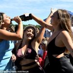 Una nueva encuesta ha declarado a los australianos como los mayores bebedores del mundo.  En la foto aparecen los asistentes a la carrera de Sydney en el Día de la Copa de Melbourne