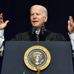 La administración de Biden considera extender la pausa de pago para los prestatarios de préstamos estudiantiles