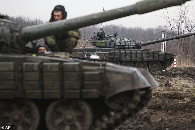 Una invasión rusa completa de Ucrania propagaría un conflicto global y podría ser la chispa que provoque la Tercera Guerra Mundial, advirtió un ministro del gobierno ucraniano.  En la imagen: los tanques rusos participan en un simulacro militar en el campo de entrenamiento de Molkino en la región de Krasnodar, Rusia, el martes 14 de diciembre de 2021