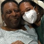 Pelé, a menudo considerado como uno de los mejores futbolistas de la historia, ha regresado al hospital para recibir tratamiento de seguimiento de su tumor de colon (en la foto del miércoles en el hospital con su hija Flavia)