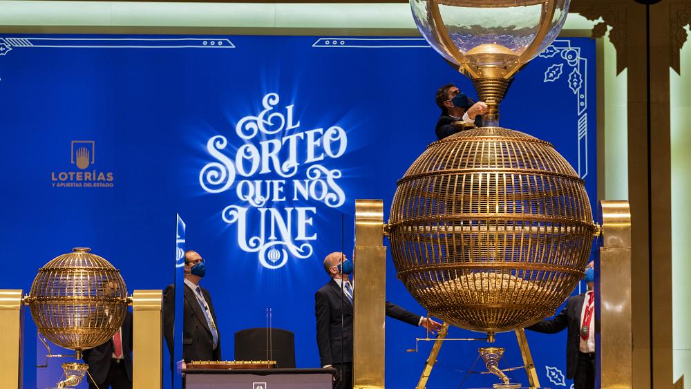 La lotería de Navidad de 2.400 millones de euros de España ofrece una distracción del COVID-1