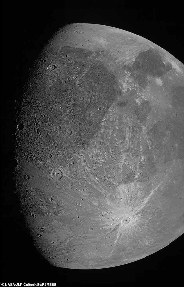 Esta imagen de Ganímedes fue obtenida por el generador de imágenes JunoCam a bordo de la nave espacial Juno de la NASA durante su sobrevuelo de la luna helada el 7 de junio.