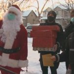 La policía de Edmonton ayuda a familias necesitadas a través de la campaña Holiday Heroes - Edmonton