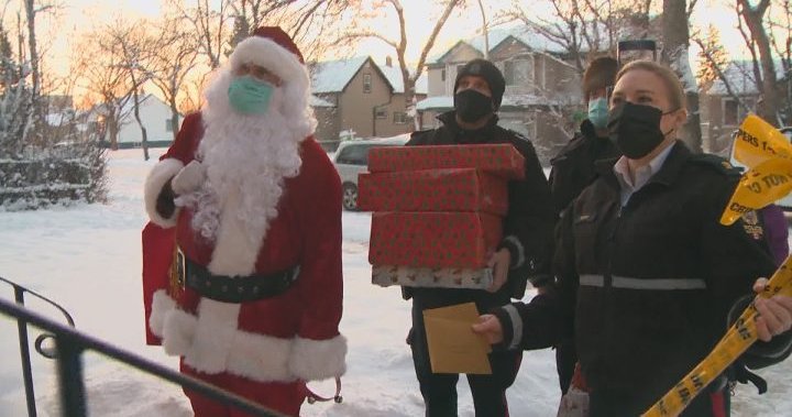 La policía de Edmonton ayuda a familias necesitadas a través de la campaña Holiday Heroes - Edmonton
