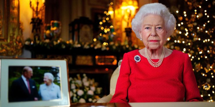La reina Isabel rinde homenaje al 'amado' príncipe Felipe en un sombrío mensaje navideño