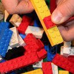 Ladrones alemanes rompen la pared de una tienda de juguetes para robar sets de lego
