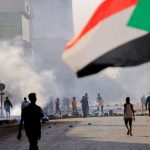 Las fuerzas de Sudán disparan gas lacrimógeno mientras los manifestantes se dirigen al palacio presidencial