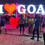 Las playas de Goa están llenas de turistas nacionales mientras India endurece las reglas del COVID-19