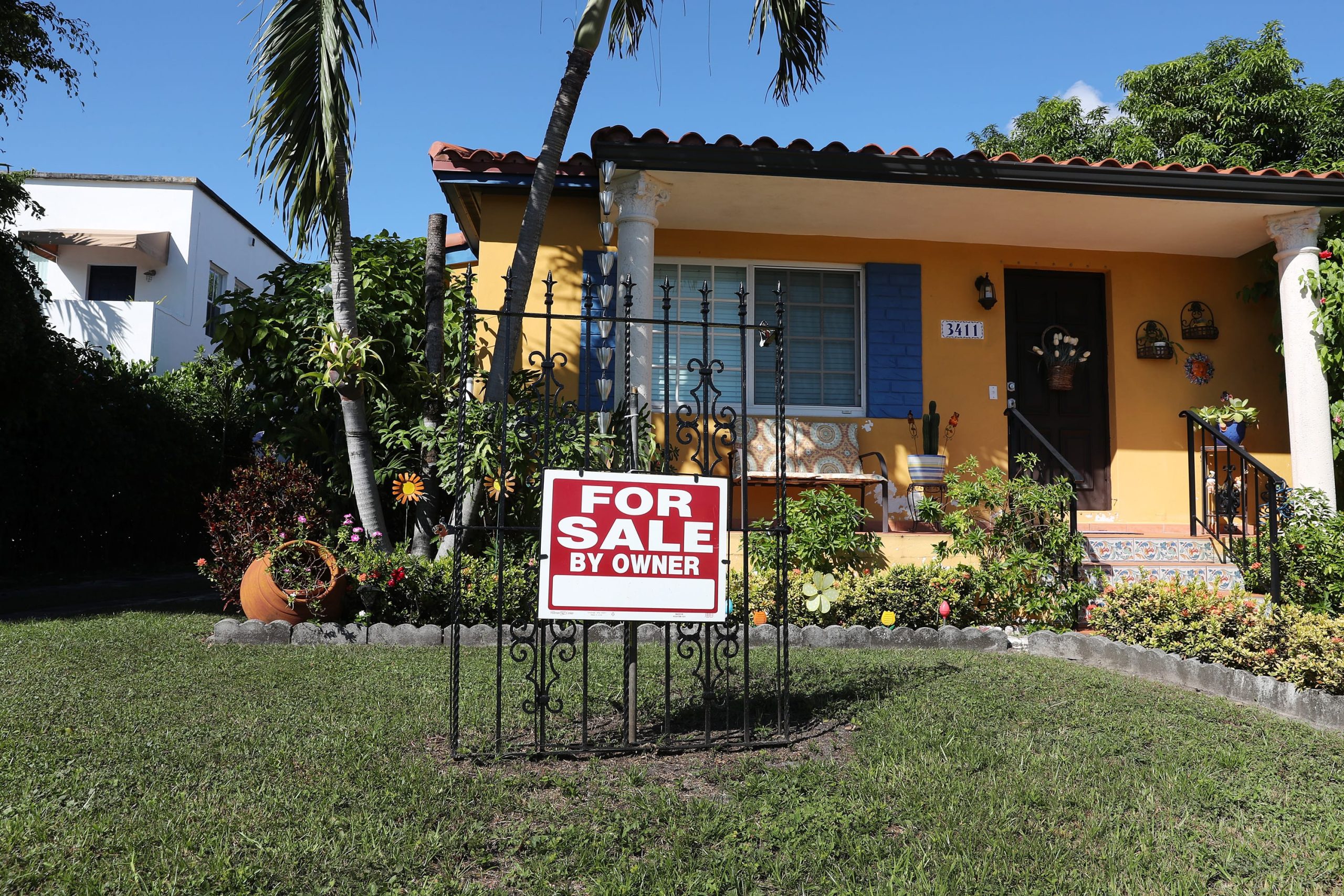 Las tasas hipotecarias caen a un mínimo de cuatro semanas, pero los compradores de viviendas aún retroceden debido a los listados bajos récord