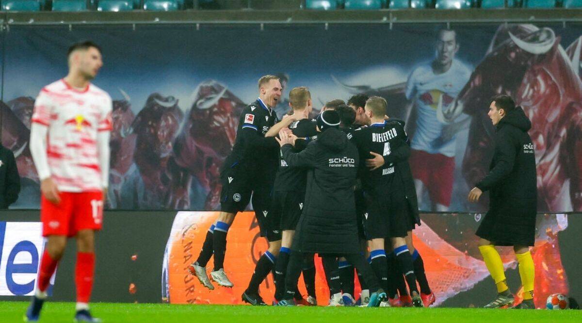 Leipzig cae a la derrota en casa, Gladbach regala la victoria