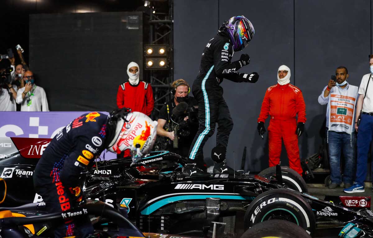 Lewis Hamilton califica la conducción de Max Verstappen como 'por encima del límite' después del choque saudí
