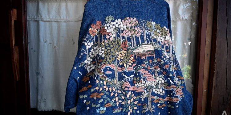 Los artesanos tailandeses reviven la artesanía antigua para tejer nueva moda e historias para el mercado moderno