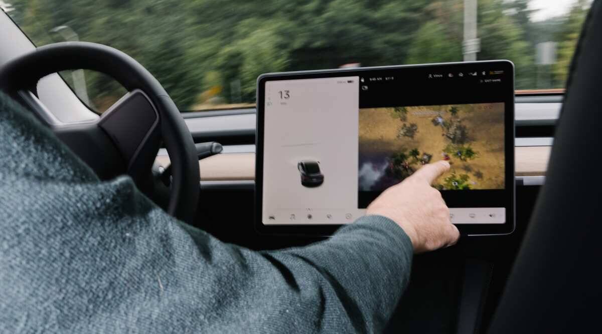 Los conductores de Tesla ahora pueden jugar videojuegos incluso con el automóvil en movimiento