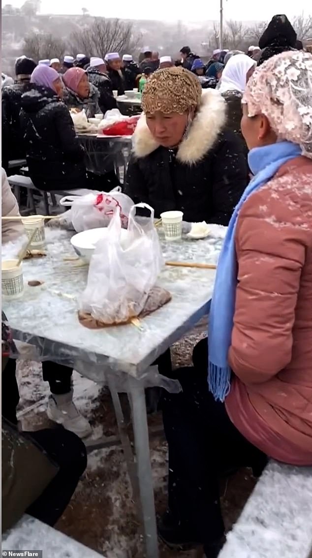 Los invitados se vieron obligados a soportar una cena al aire libre después de que una boda el 25 de diciembre en Pingliang, en la provincia de Gansu, se viera empañada por temperaturas de -9 ° C