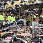 Más de 100 siguen desaparecidos después de los tornados de Kentucky;  el número de muertos es de 74, dijo el gobernador Beshear