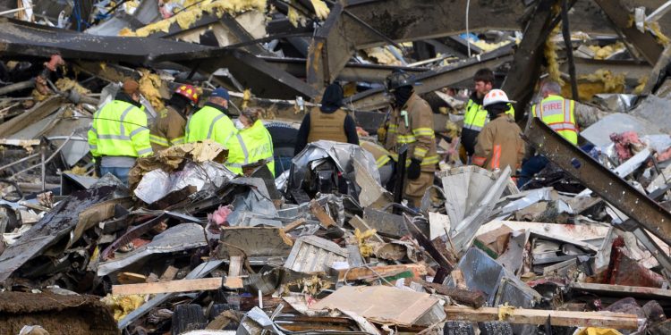 Más de 100 siguen desaparecidos después de los tornados de Kentucky;  el número de muertos es de 74, dijo el gobernador Beshear