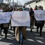 Mujeres afganas protestan contra la matanza de ex soldados por los talibanes