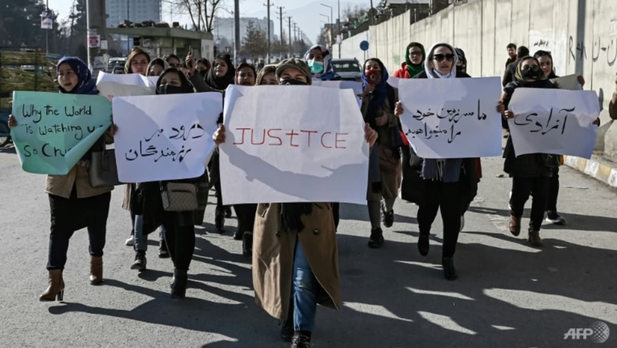 Mujeres afganas protestan contra la matanza de ex soldados por los talibanes