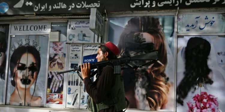 No se permiten viajes para las mujeres afganas a menos que las acompañe un pariente masculino: los talibanes
