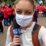 La reportera Liz Daniels bajó para cubrir la protesta de maestros de Sydney con una blusa blanca solo para descubrir que se usaban camisas blancas como uniforme para marcar a los anti-vacunas en la multitud.
