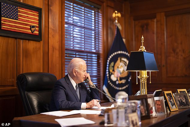El presidente Biden habló con el presidente Putin de Rusia durante 50 minutos el jueves por la tarde.  Funcionarios de la Casa Blanca dijeron que Putin solicitó la conversación.