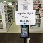 Las pruebas rápidas de antígenos han reemplazado al papel higiénico como el artículo candente de la pandemia Covid-19 a medida que hordas de compradores vacían los estantes de los supermercados antes de Navidad