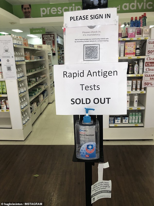 Las pruebas rápidas de antígenos han reemplazado al papel higiénico como el artículo candente de la pandemia Covid-19 a medida que hordas de compradores vacían los estantes de los supermercados antes de Navidad