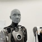 Se puede ver al robot humanoide 'más avanzado del mundo' apartando la mano de alguien cuando entra en su 'espacio personal' en un nuevo videoclip