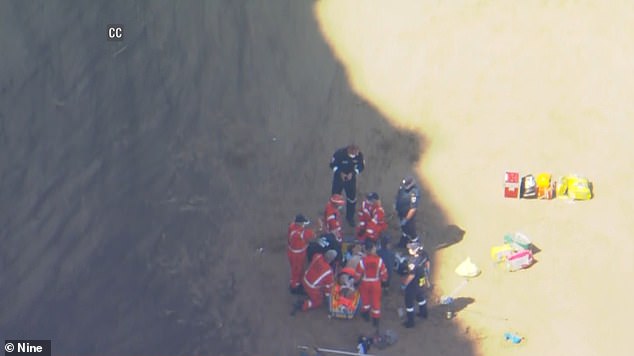 Un hombre murió después de ser trasladado en avión al hospital luego de que se derrumbara un acantilado en Southside Beach, cerca de Bells Beach en Victoria