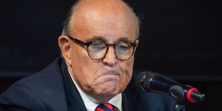 Trabajadores electorales de Georgia demandan a Rudy Giuliani, OAN por reclamos de fraude electoral