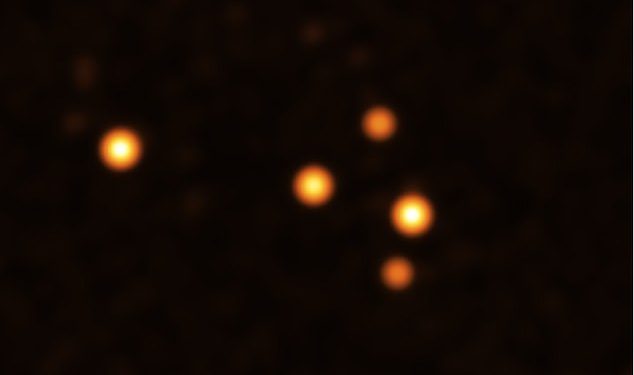 Imagen del Observatorio Austral Europeo tomada el 30 de marzo de 2021 muestra estrellas como pequeñas manchas anaranjadas alrededor del agujero negro Sagitario A * en el centro de la Vía Láctea.