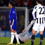 Vídeo: estrella del fútbol aplasta al invasor de campo durante el partido femenino de CL
