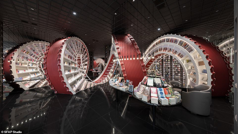 La característica definitoria de la librería Zhongshuge recién inaugurada en la ciudad de Shenzhen, China, es una enorme escalera de caracol que gira alrededor de la tienda.