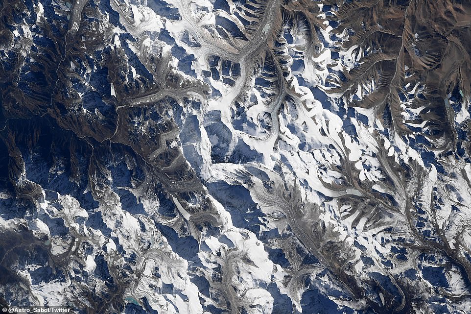 El astronauta de la NASA Mark Vande Hei tomó una imagen impresionante del Monte Everest mientras estaba a bordo de la Estación Espacial Internacional (ISS) que se elevaba a unas 250 millas sobre la superficie de la Tierra.