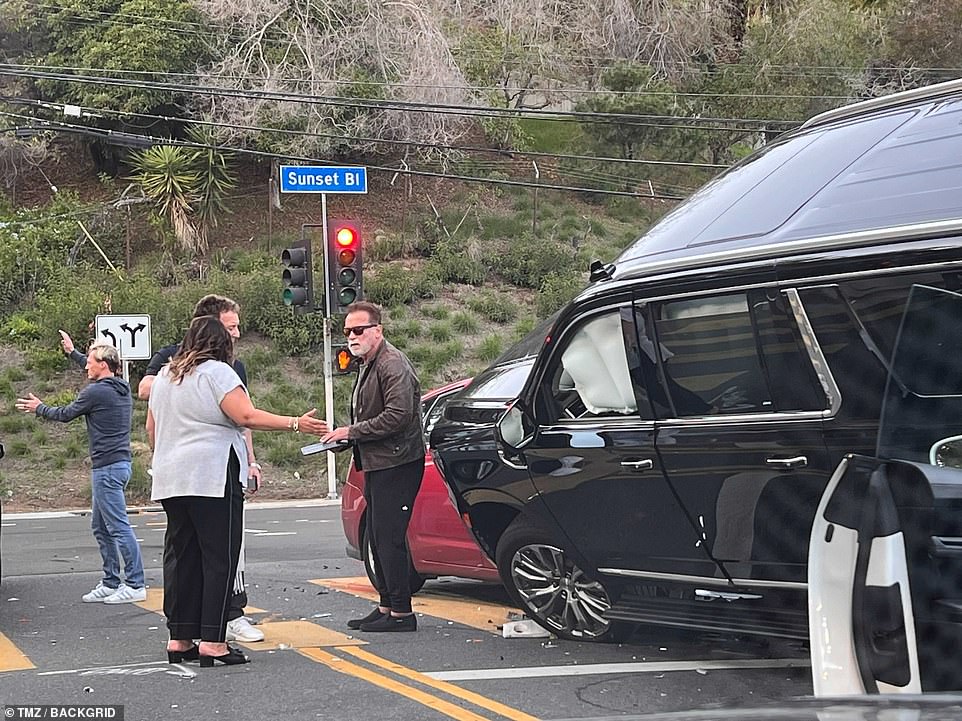 Se podía ver a Arnold Schwarzenegger parado junto a su SUV después de un accidente el viernes.