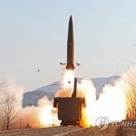 (4ª AMPLIACIÓN) Corea del Norte dispara 2 aparentes misiles balísticos hacia el este desde el aeródromo de Pyongyang: Ejército de Corea del Sur