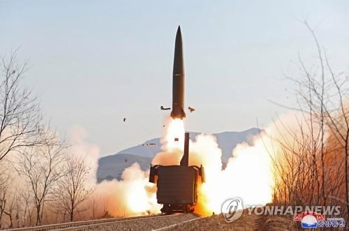 (4ª AMPLIACIÓN) Corea del Norte dispara 2 aparentes misiles balísticos hacia el este desde el aeródromo de Pyongyang: Ejército de Corea del Sur
