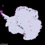 Este 'mapa del tesoro' muestra las ubicaciones de las estaciones de investigación existentes (rosa) junto con las áreas de meteoritos sospechosos (negro) en el continente helado.