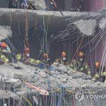 (AMPLIACIÓN) Los rescatistas descubren objetos de una persona desaparecida en un sitio de construcción derrumbado en Gwangju
