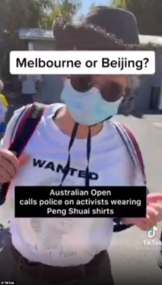 Un fanático del Abierto de Australia se vio obligado a quitarse una camiseta que expresaba preocupaciones por el bienestar de la estrella del tenis Peng Shuai, quien desapareció después de acusar a un alto político chino de violación.