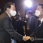 Ahn favoreció a Yoon en la hipotética unificación de candidatos de la oposición: encuesta