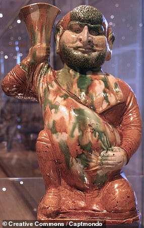 En la imagen: una figura Tang tricolor de un comerciante de vinos de la civilización de Sogdia en Asia central.  El comerciante está representado llevando un odre.