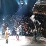 Este es el impactante momento en que el patinador y artista Lukasz Malewski se saltó una rampa de aterrizaje y cayó 20 pies al piso de la arena durante una acrobacia en el circo Flic Flac en Duisburg, Alemania.