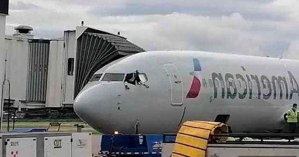 Avión de American Airlines destrozado por un solo atacante en aeropuerto de Honduras
