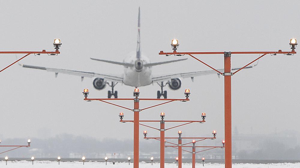 Avión polaco LOT que transportaba eurodiputados realiza aterrizaje de emergencia en Alemania