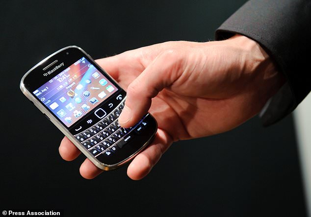 BlackBerry llegó al final de una era hoy, después de desconectar el soporte para sus teléfonos inteligentes clásicos (como el que se muestra en la imagen) unos 22 años después de que sus dispositivos llegaran al mercado por primera vez.