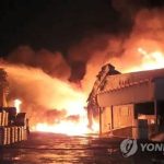 Bomberos combaten incendio en fábrica de fibras en Ulsan