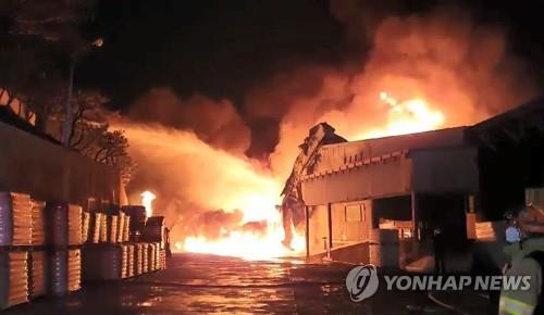 Bomberos combaten incendio en fábrica de fibras en Ulsan