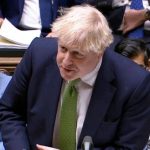 Boris Johnson desafía los llamados a renunciar mientras la oferta de destitución se acelera