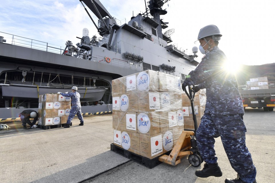 Buque de la fuerza de defensa de Japón parte con ayuda para Tonga afectada por el desastre